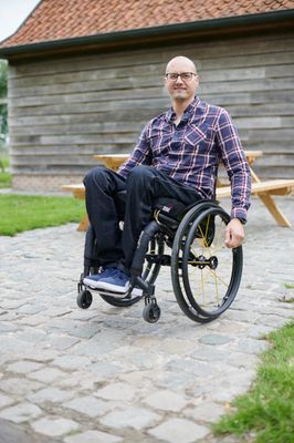 Wheelchair trousers with zipper and button