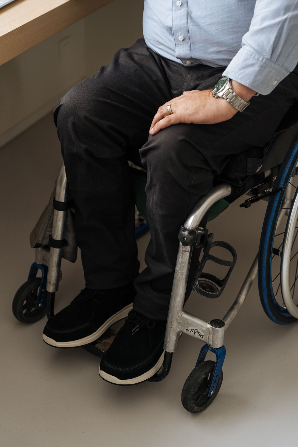 Sitting trousers with deep zipper - dark grey