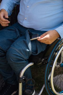 Slim-fit wheelchair trousers with side pockets – blue jeans