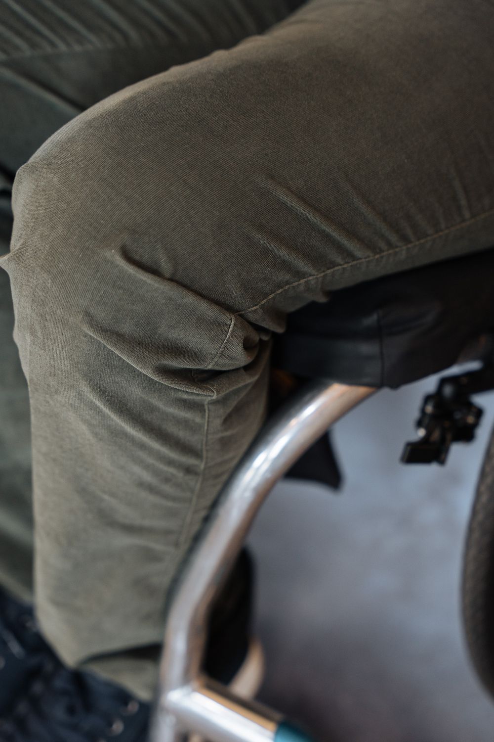 Classic sitting trousers - ribbed velvet, green