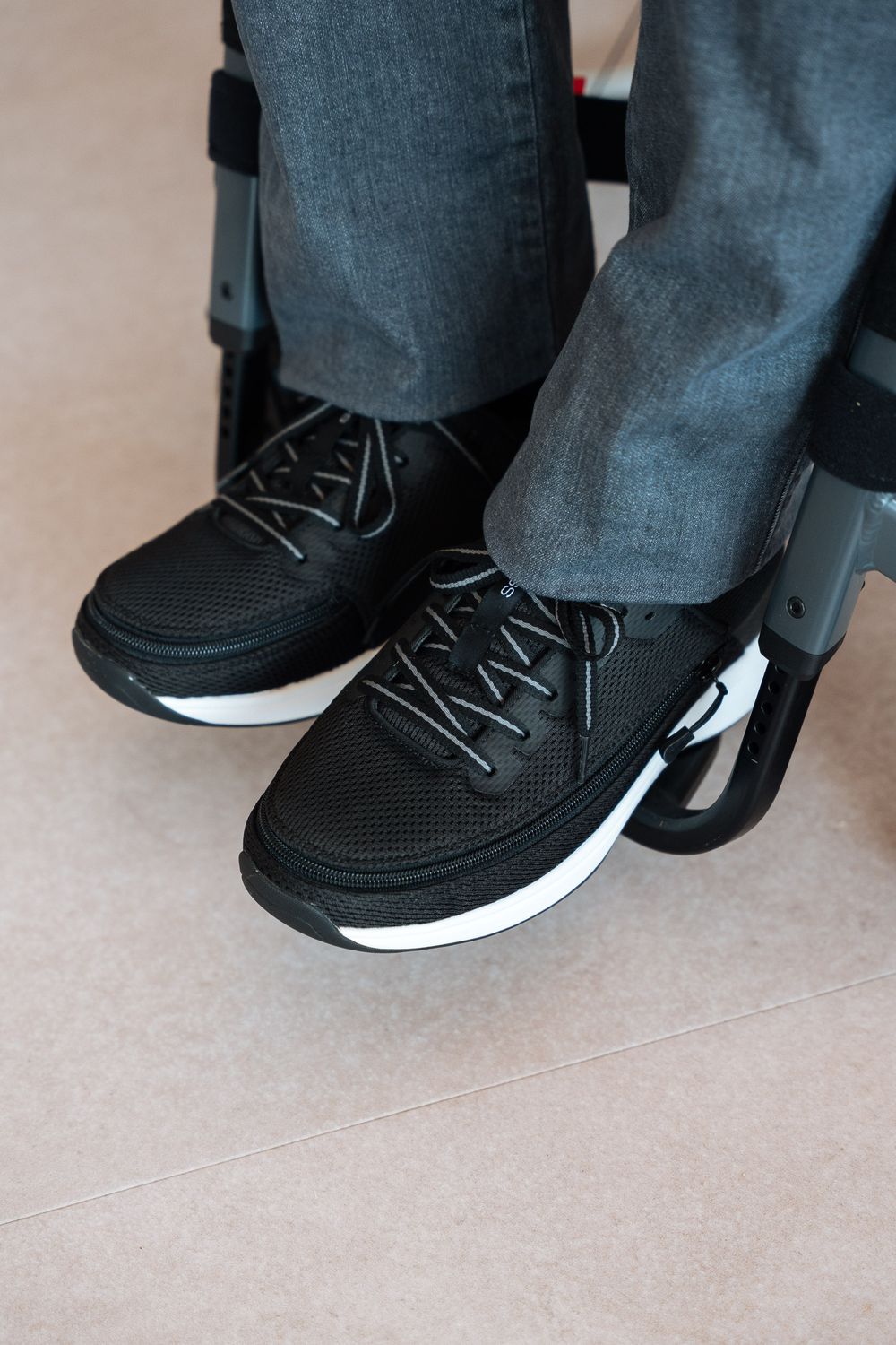 sneaker Limitless with front zip and protective flap - black - medium fit