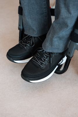 sneaker Limitless with front zip and protective flap - black - medium fit