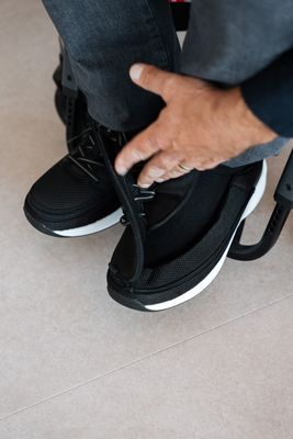 sneaker Limitless with front zip and protective flap - black - medium fit