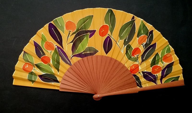 Abanico de madera de 27 cms pulido y con seda natural pintada a mano