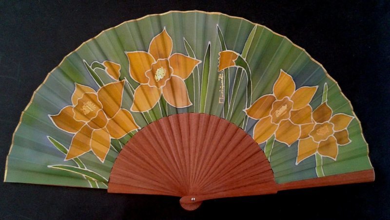 Abanico de madera de 23 cms pulido y con seda natural pintada a mano