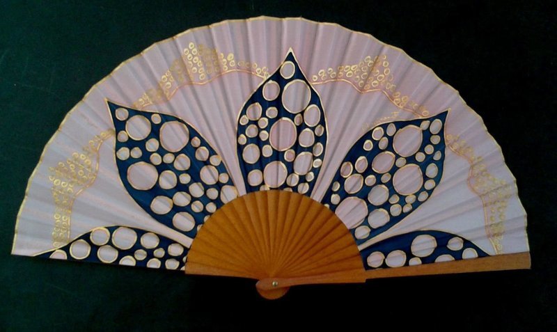 Abanico de madera de 23 cms pulido y con seda natural pintada a mano
