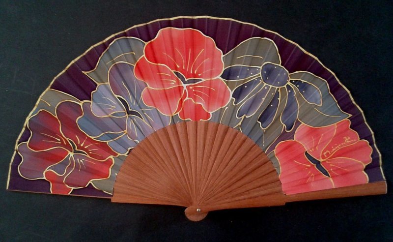 Abanico de madera de 23 cms pulido y con seda natural pintada a mano