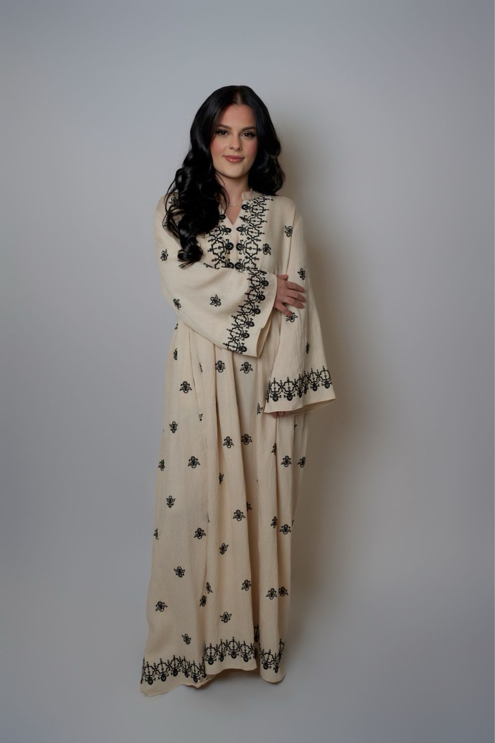 Weites Kleid mit orientalischer Stickerei