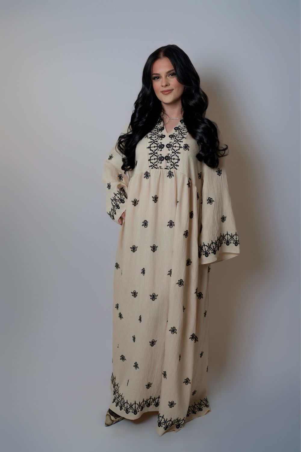 Weites Kleid mit orientalischer Stickerei