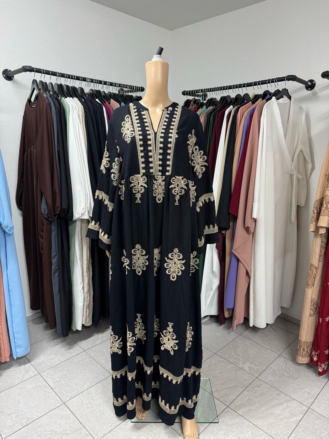 Weites Kleid mit orientalischer Stickerei