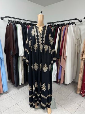 Weites Kleid mit orientalischer Stickerei