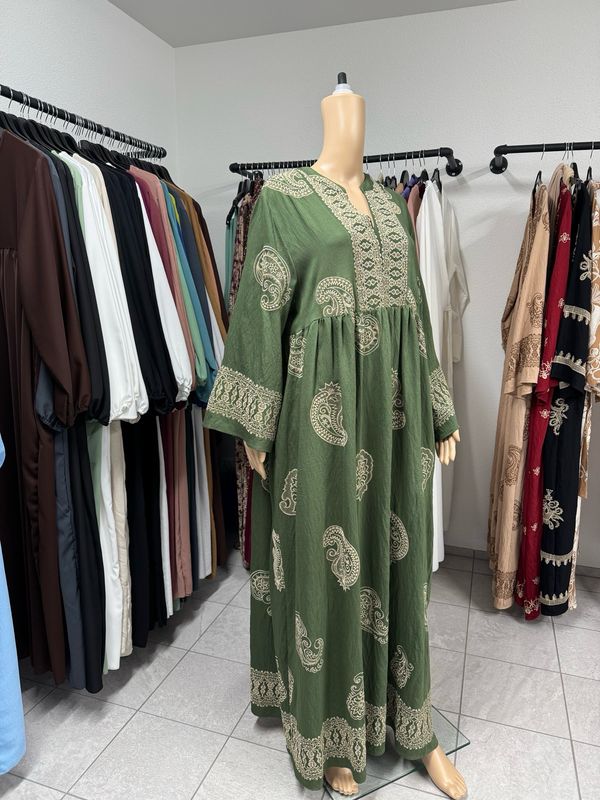 Weites Kleid mit orientalischer Stickerei
