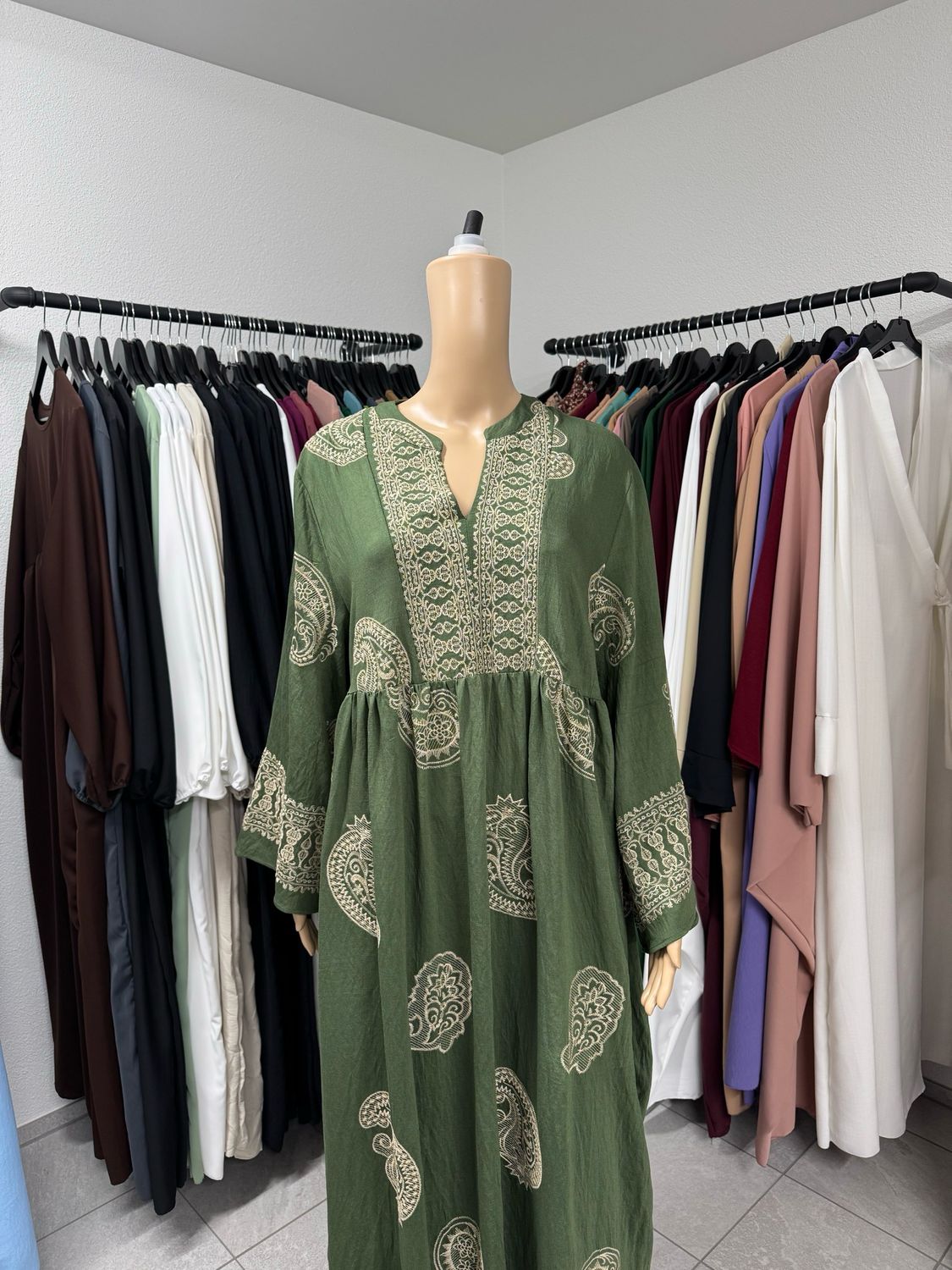 Weites Kleid mit orientalischer Stickerei