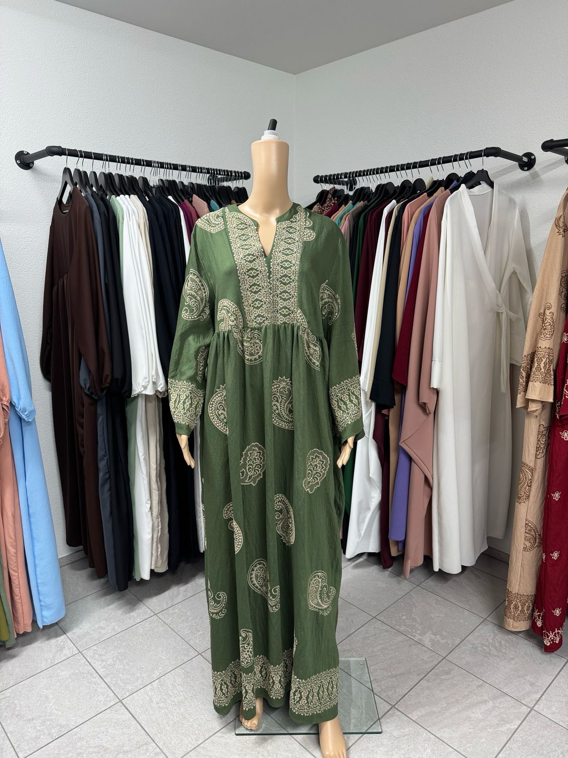 Weites Kleid mit orientalischer Stickerei