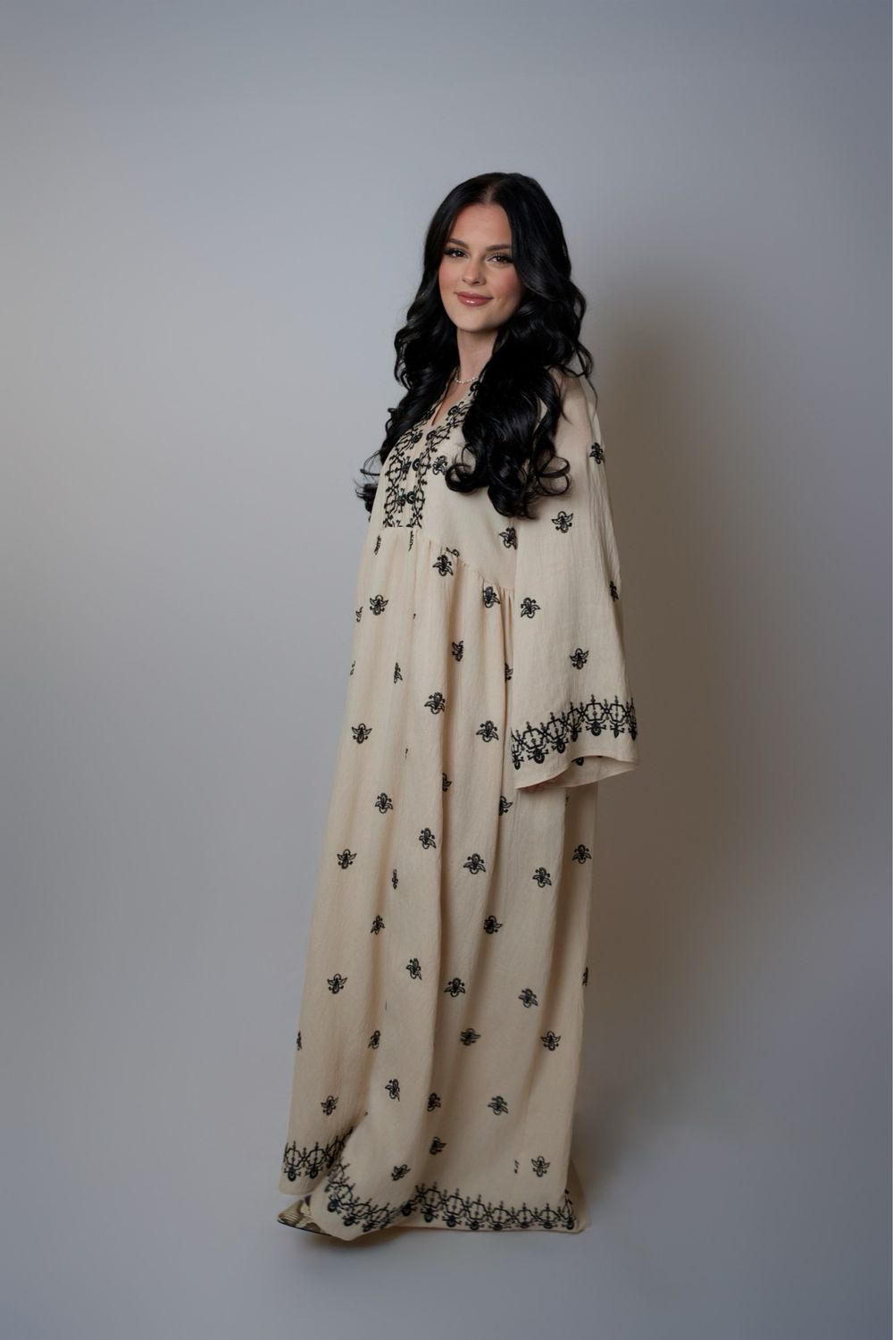 Weites Kleid mit orientalischer Stickerei