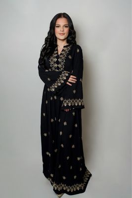 Weites Kleid mit orientalischer Stickerei