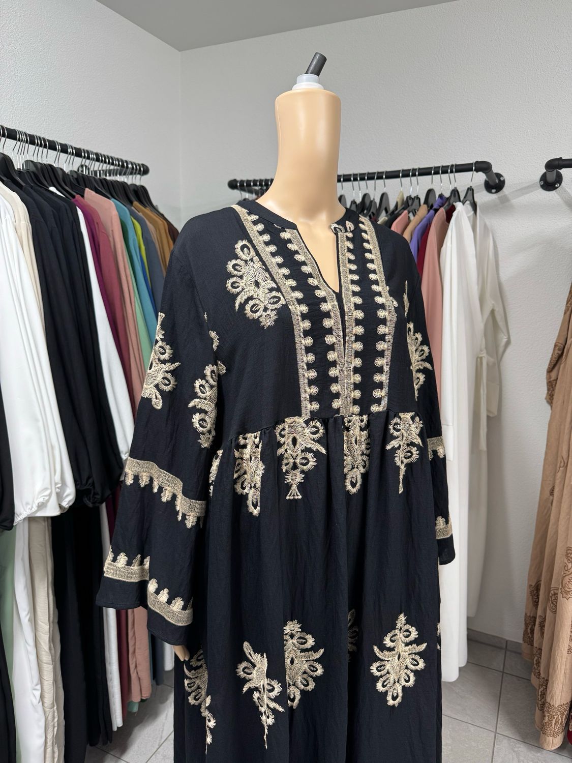 Weites Kleid mit orientalischer Stickerei