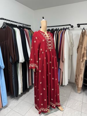 Weites Kleid mit orientalischer Stickerei