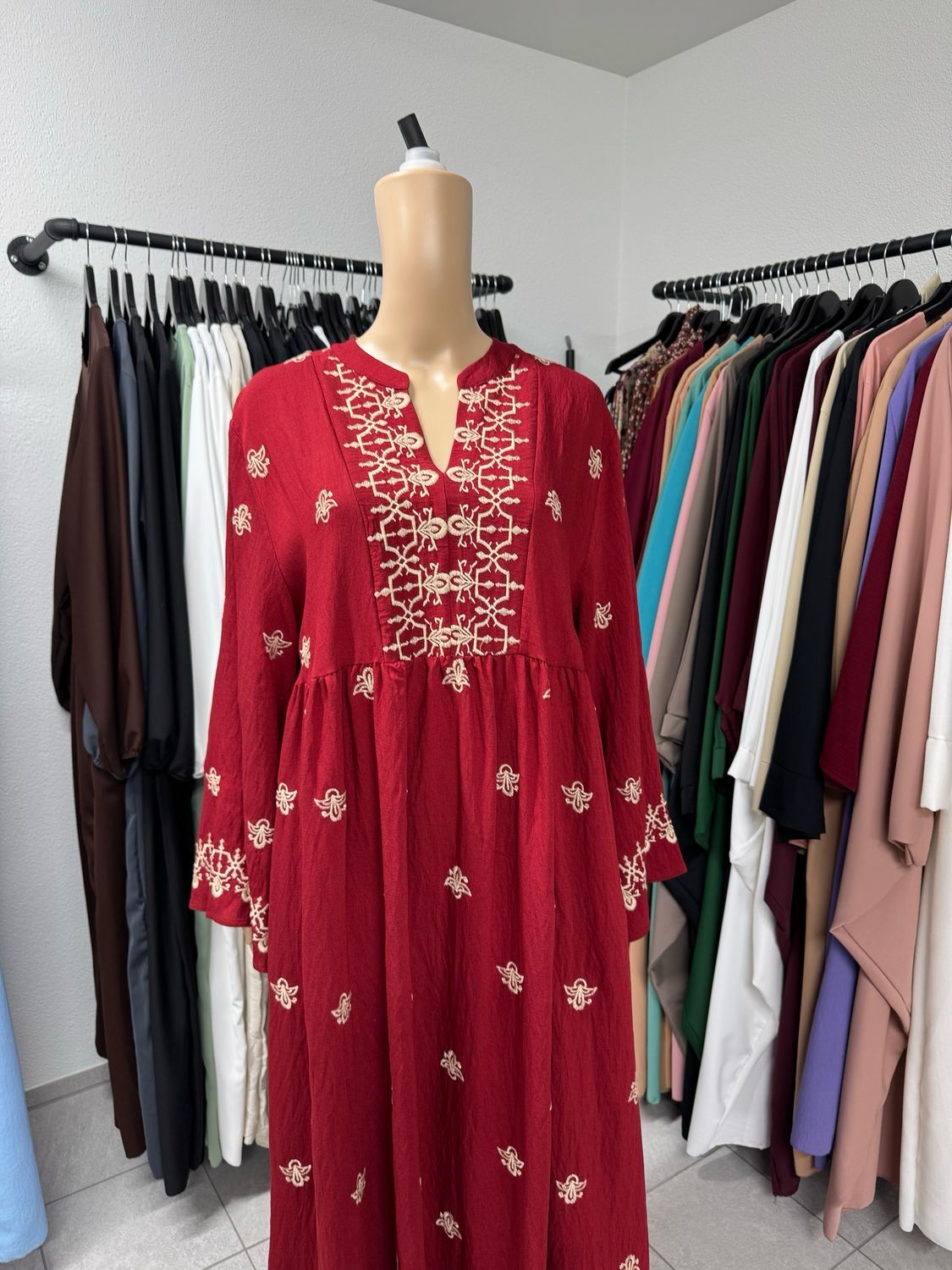 Weites Kleid mit orientalischer Stickerei