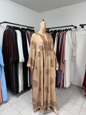 Weites Kleid mit orientalischer Stickerei