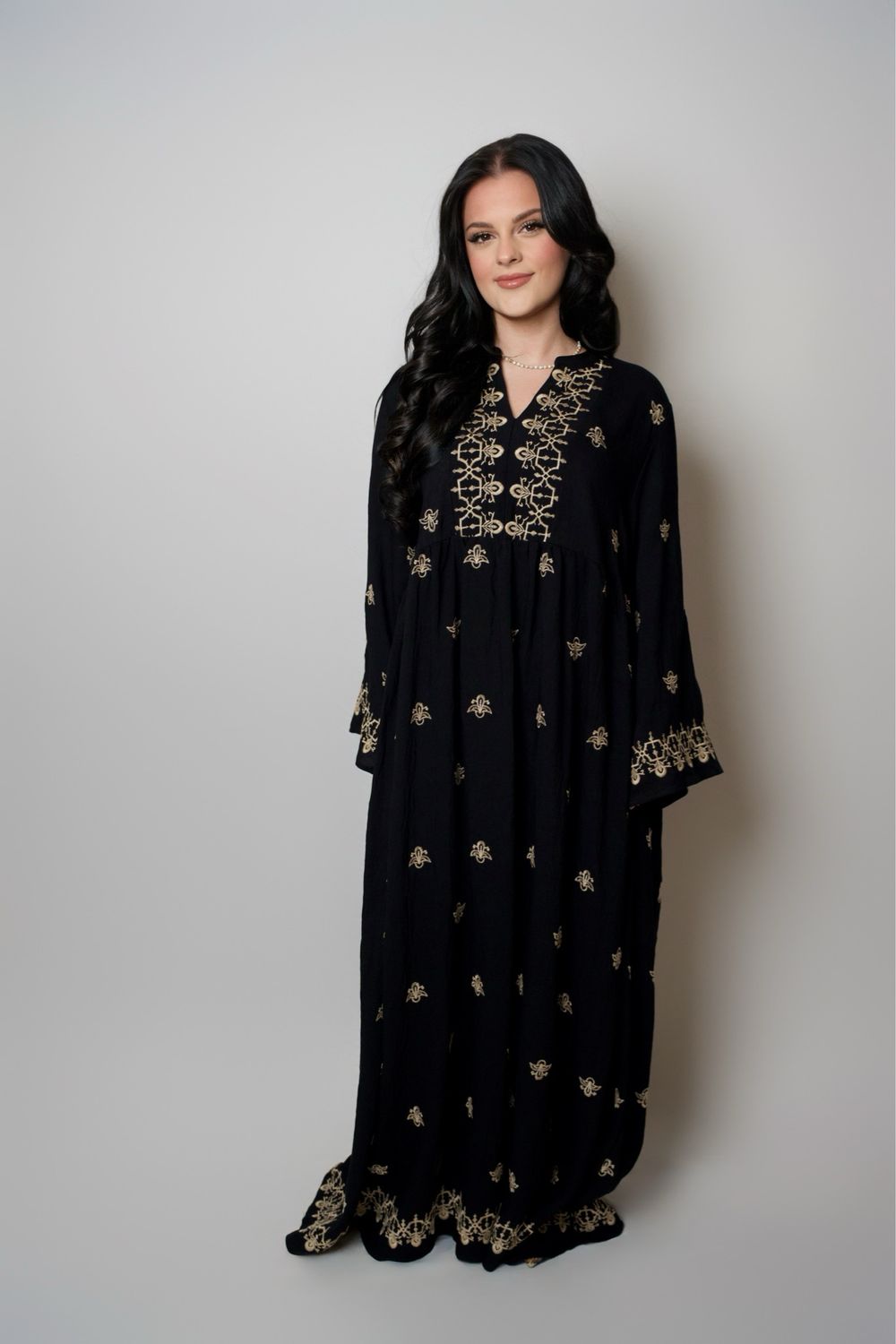 Weites Kleid mit orientalischer Stickerei