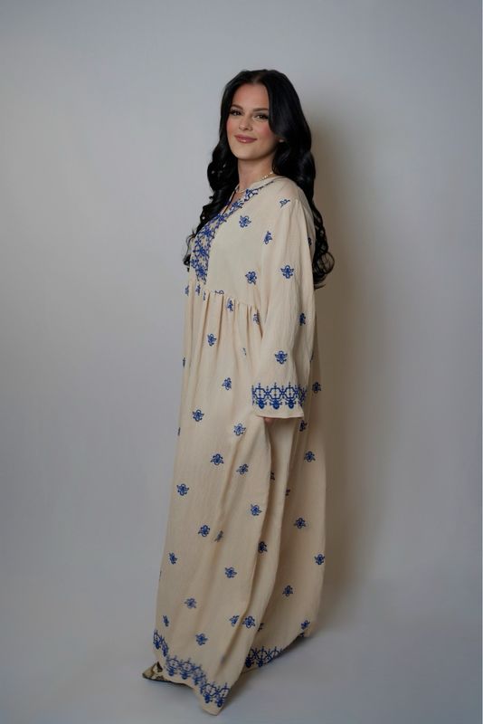Weites Kleid mit orientalischer Stickerei