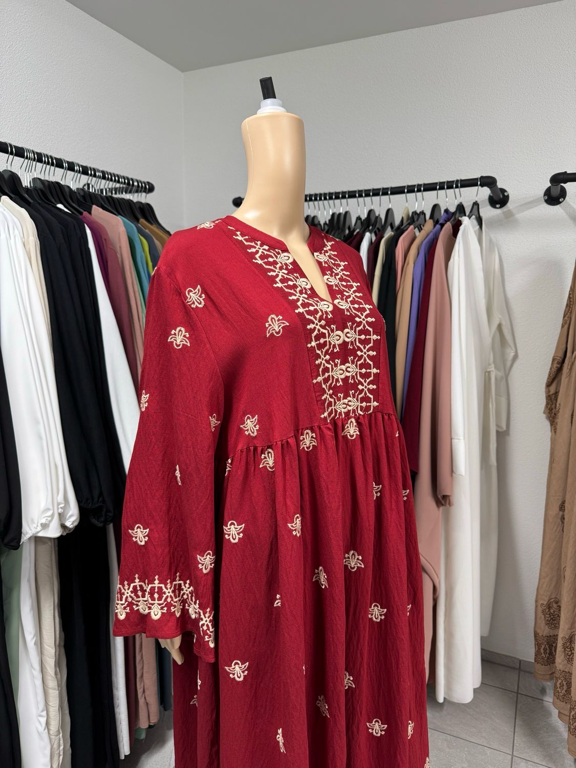 Weites Kleid mit orientalischer Stickerei