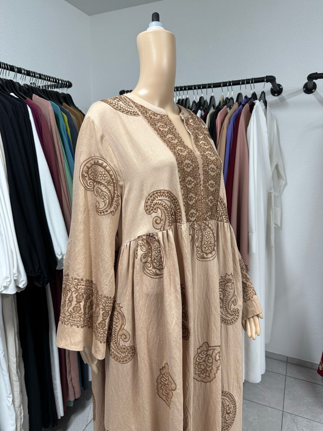 Weites Kleid mit orientalischer Stickerei