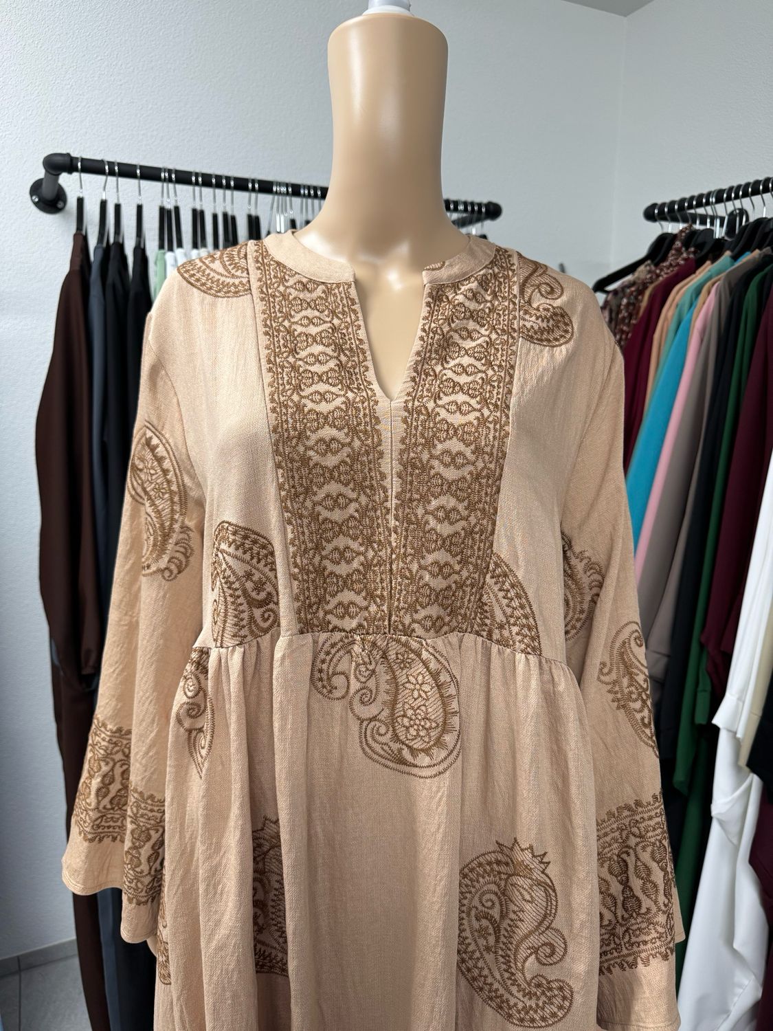 Weites Kleid mit orientalischer Stickerei