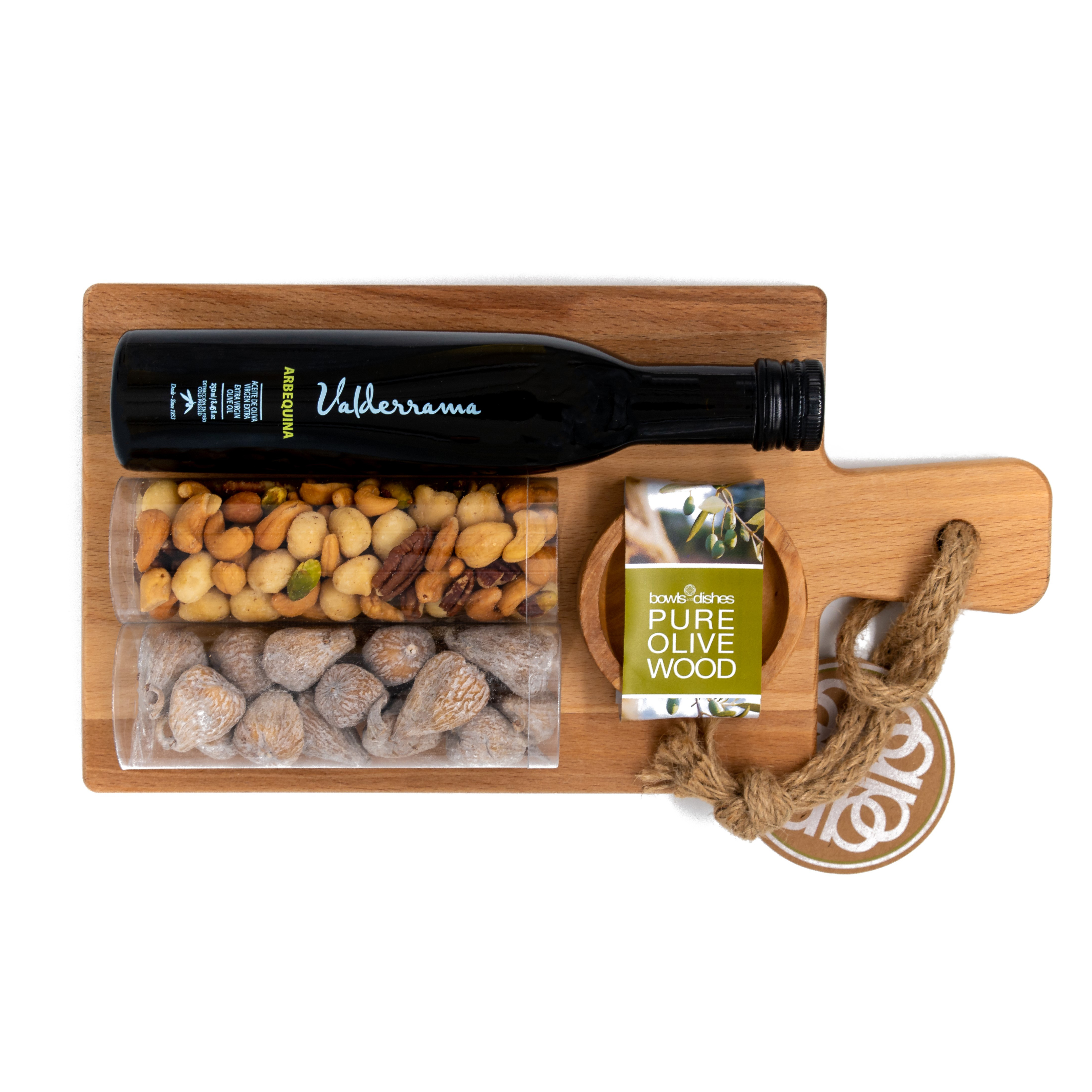 Houten serveerplank met schaaltje met Prosecco of olijfolie, noten en chocolade