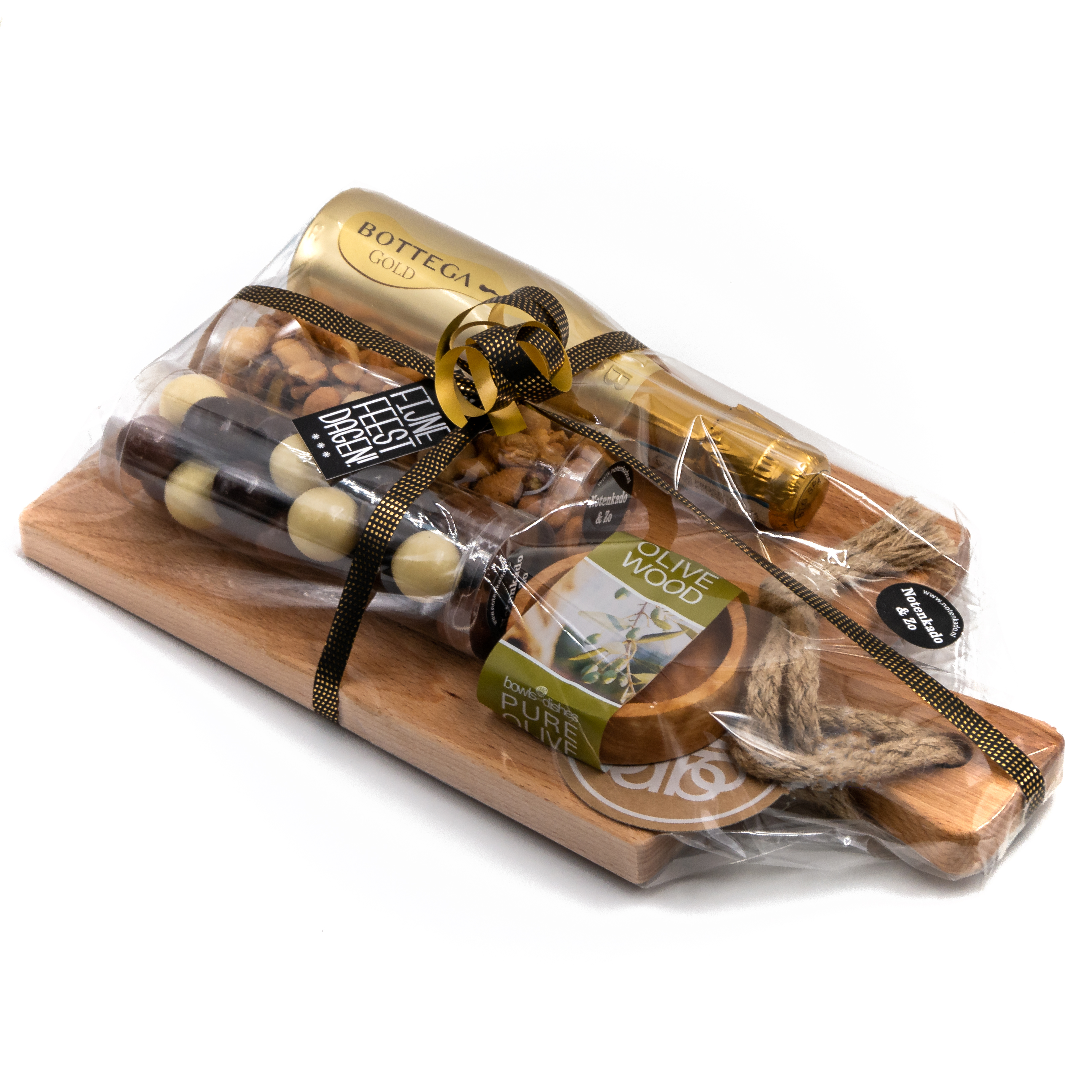 Houten serveerplank met schaaltje met Prosecco of olijfolie, noten en chocolade