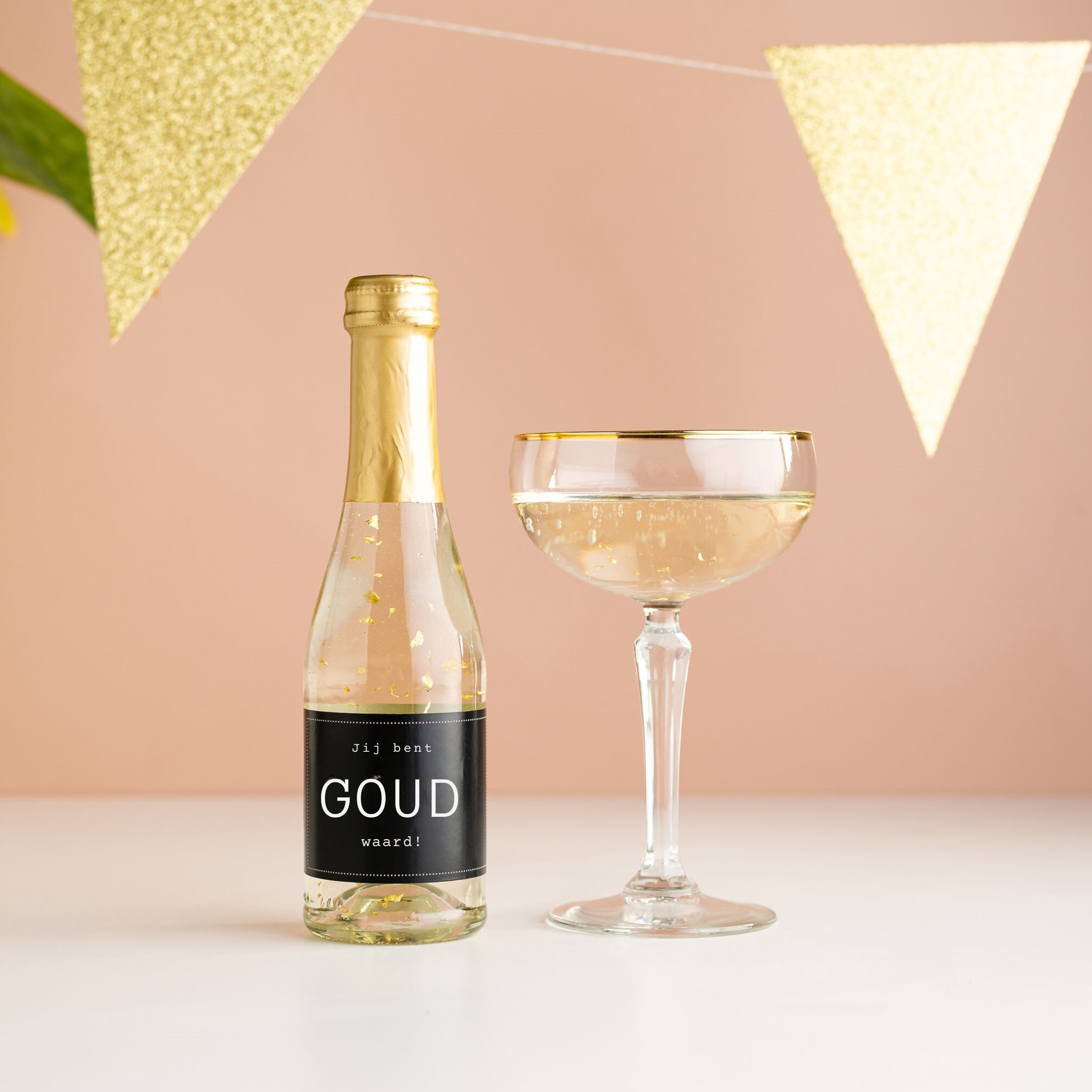 Cadeautasje klein met noten en Prosecco Cadeautasje klein met noten en Prosecco