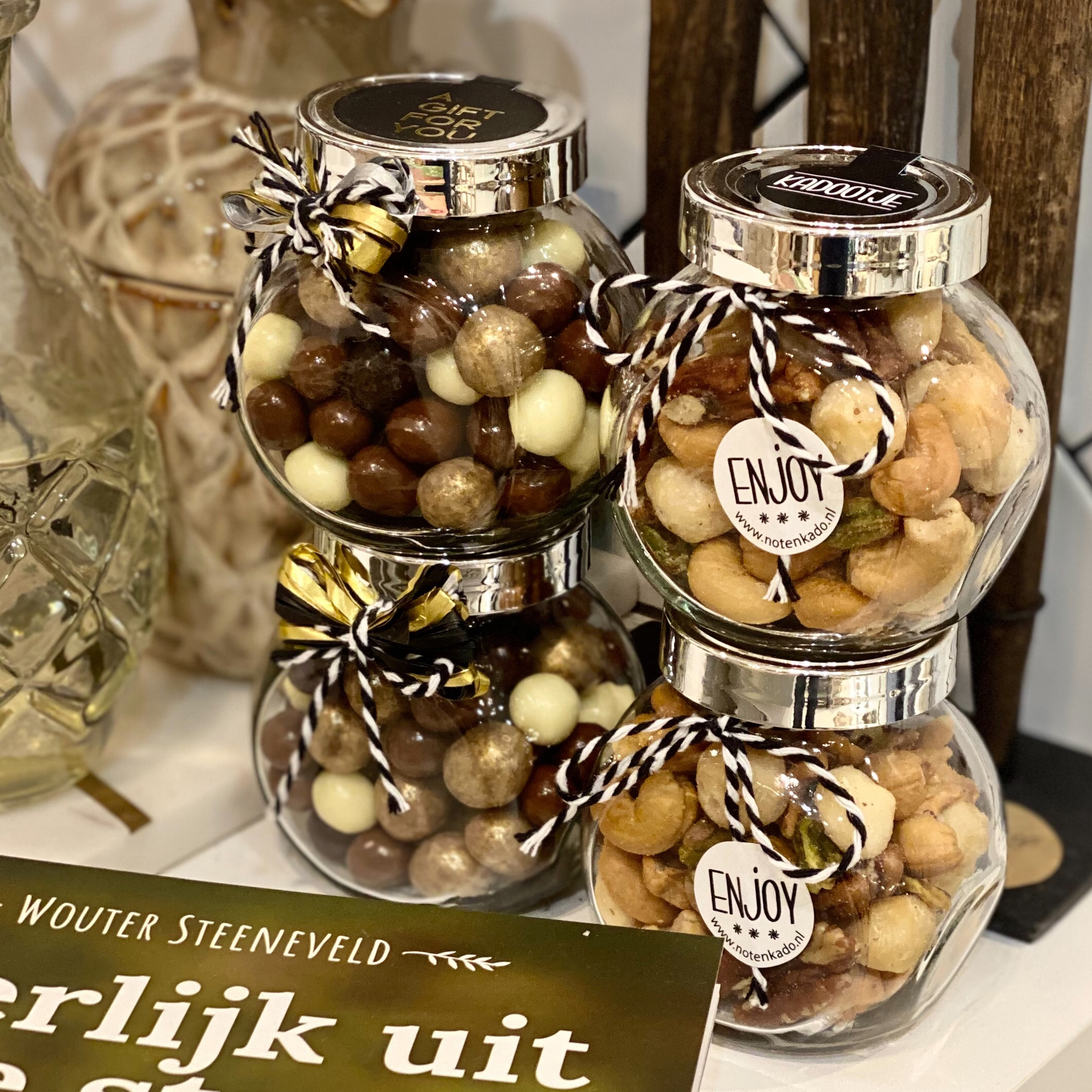 Kleine potjes noten en chocolade feestdagen Kleine potjes noten en chocolade feestdagen