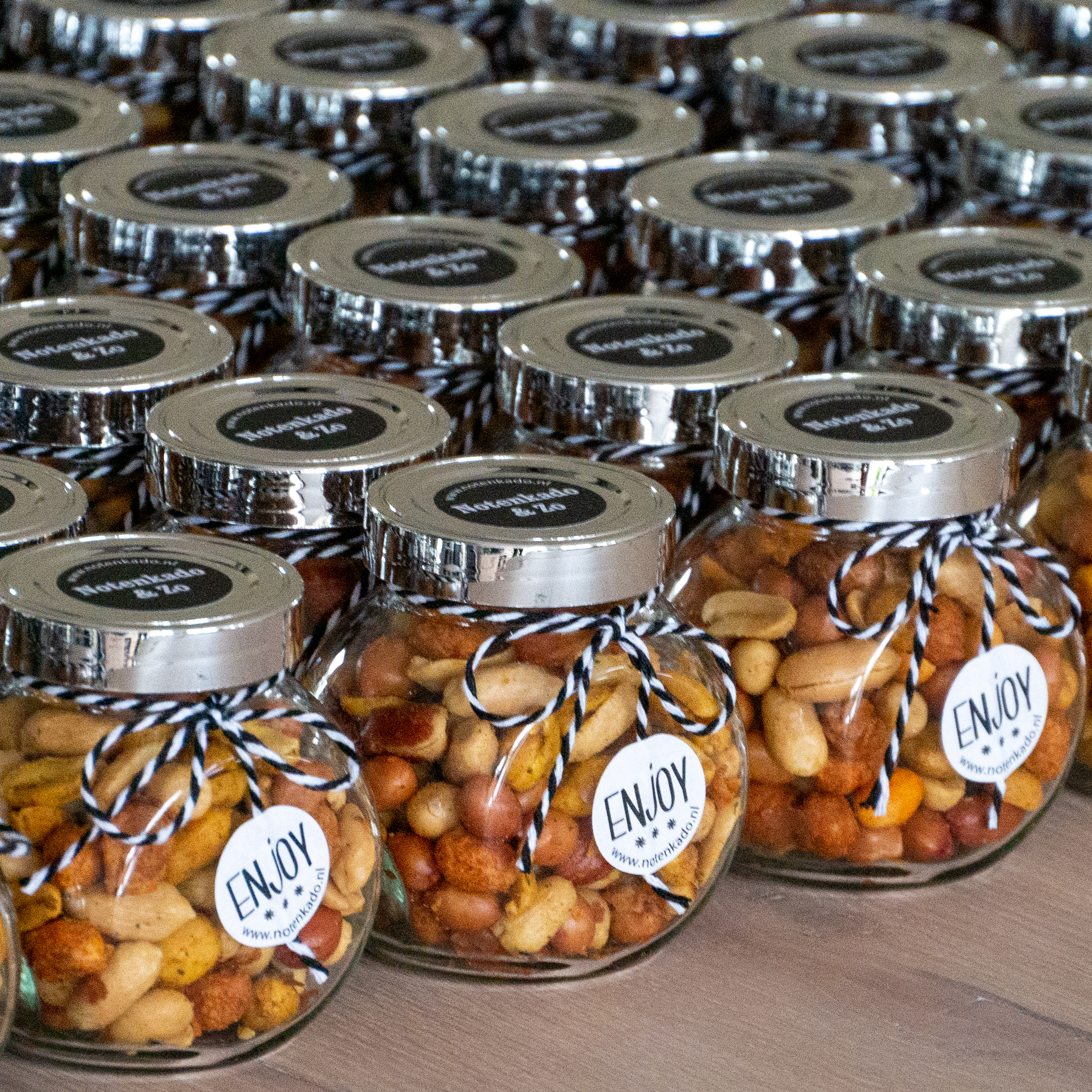 Kleine potjes noten en chocolade feestdagen Kleine potjes noten en chocolade feestdagen