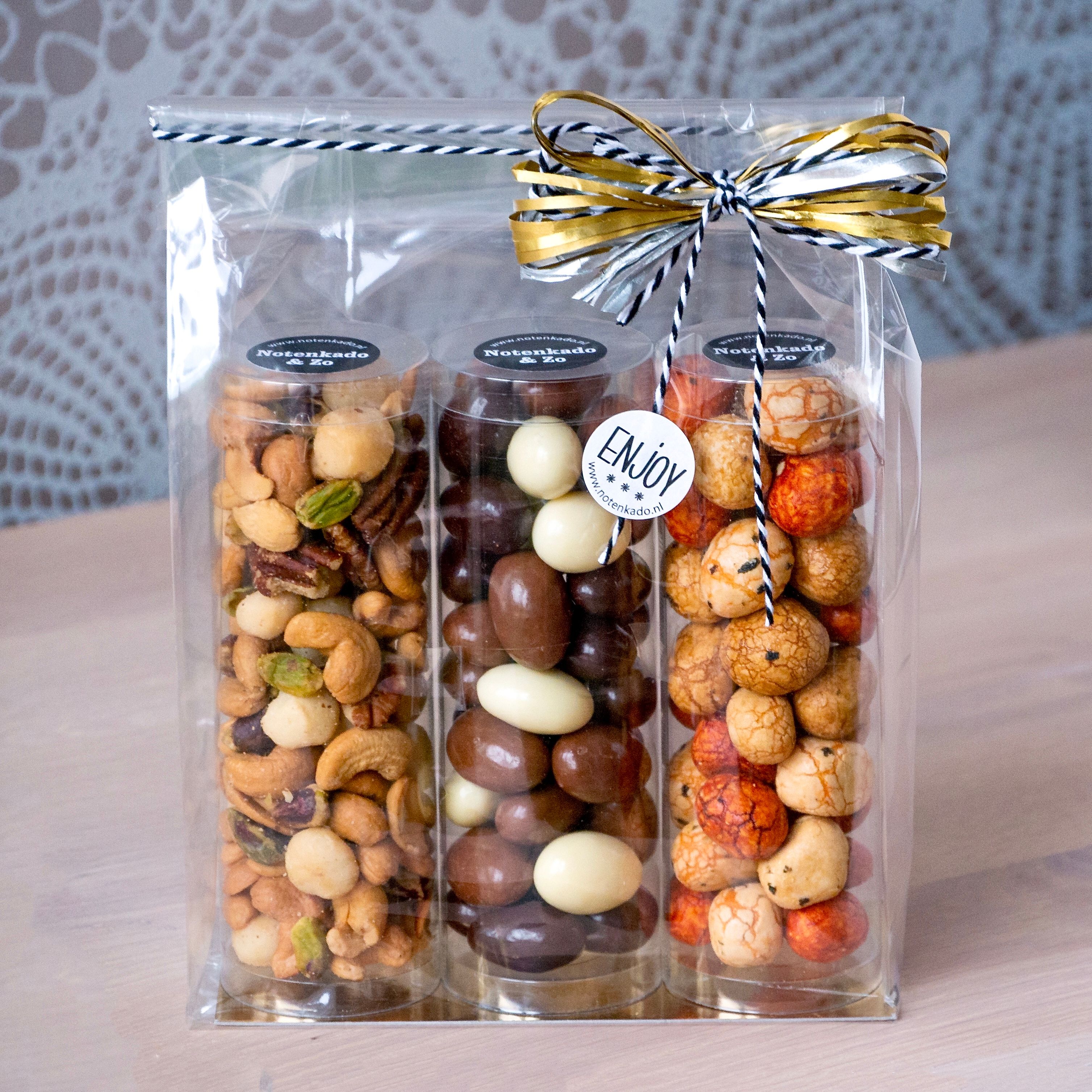 Cadeaupakket met een mix van noten en chocolade
