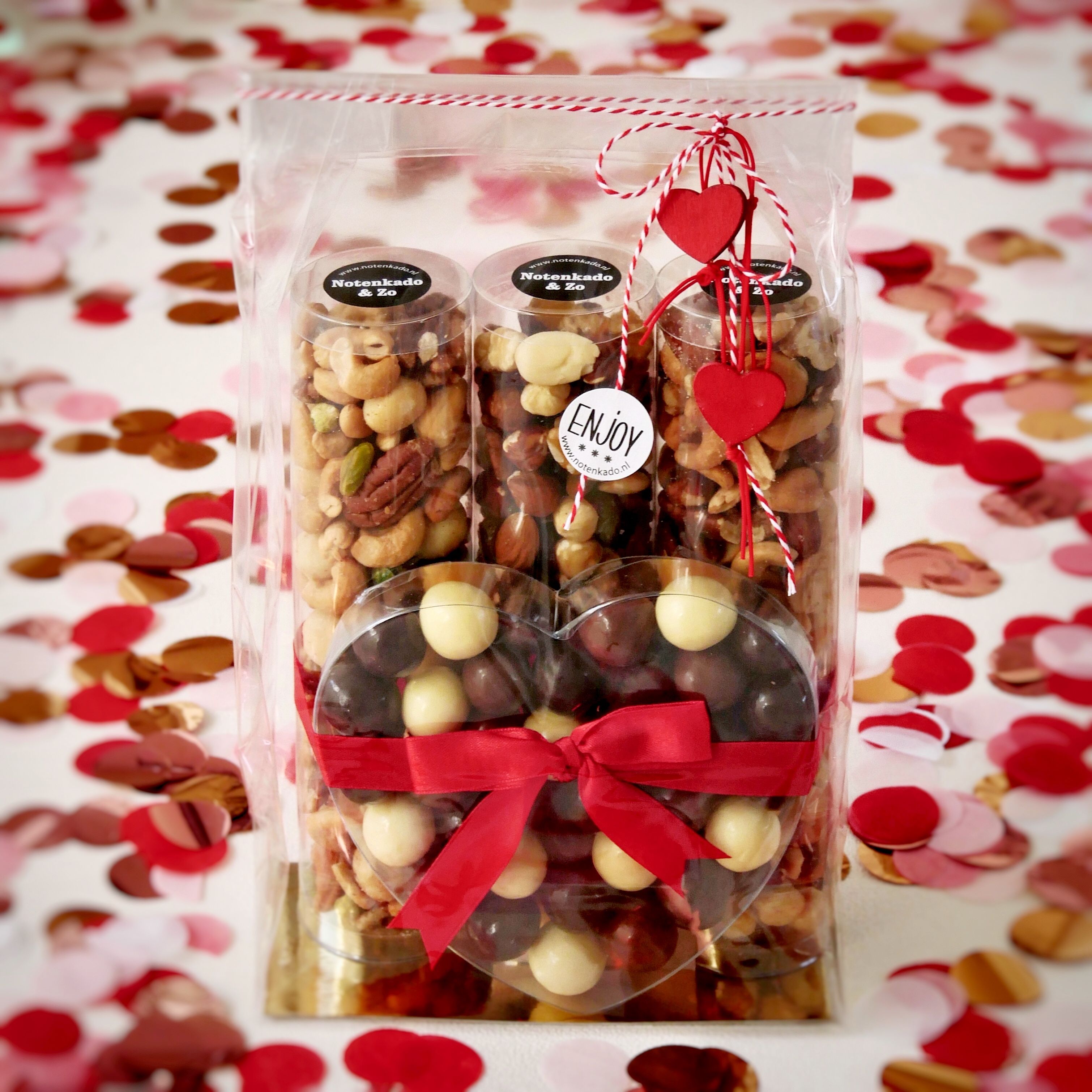 Cadeaupakket met noten en chocolade Cadeaupakket met noten en chocolade