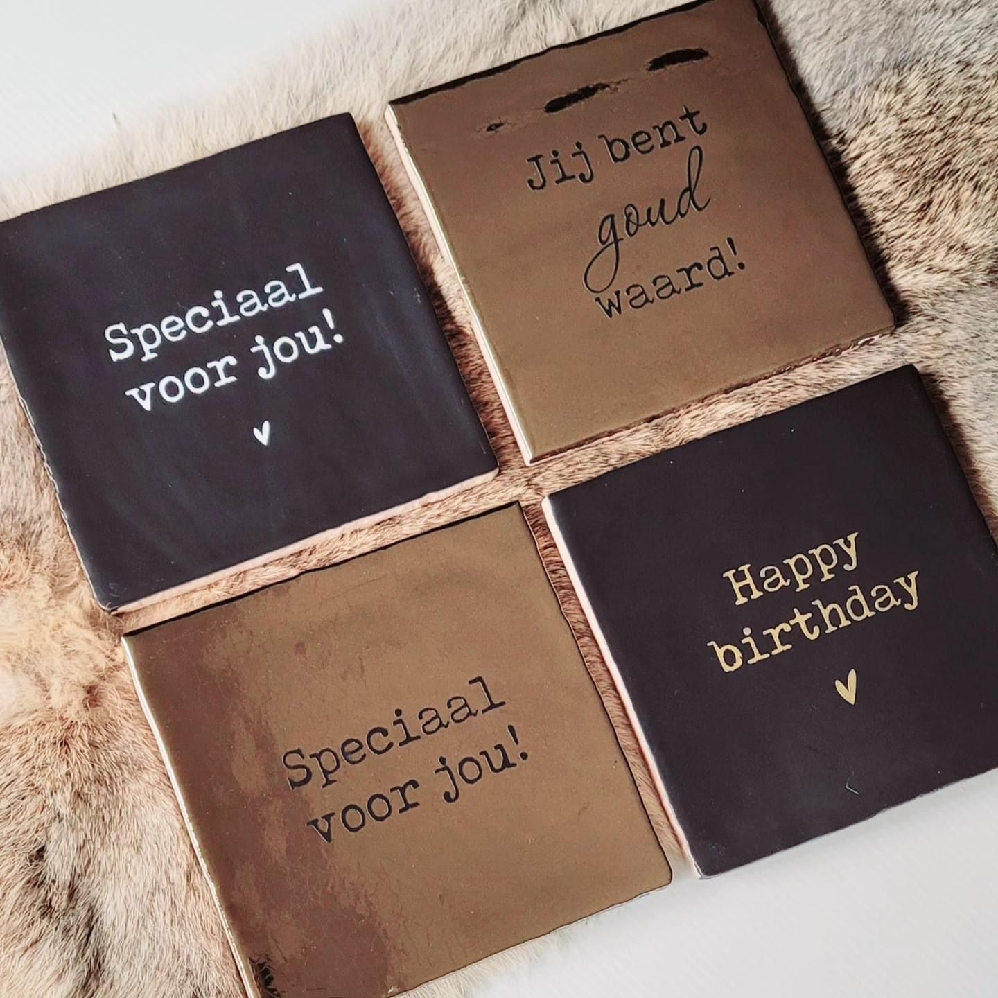 Brievenbuscadeau met een tekst-tegeltje, chocolade en kaarsen Brievenbuscadeau met een tekst-tegeltje, chocolade en kaarsen