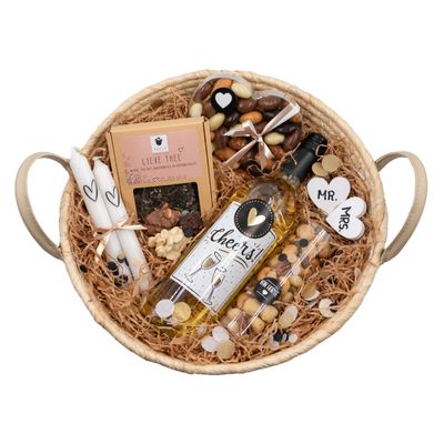 Cadeau mand met thee, chocolade, wijn en noten
