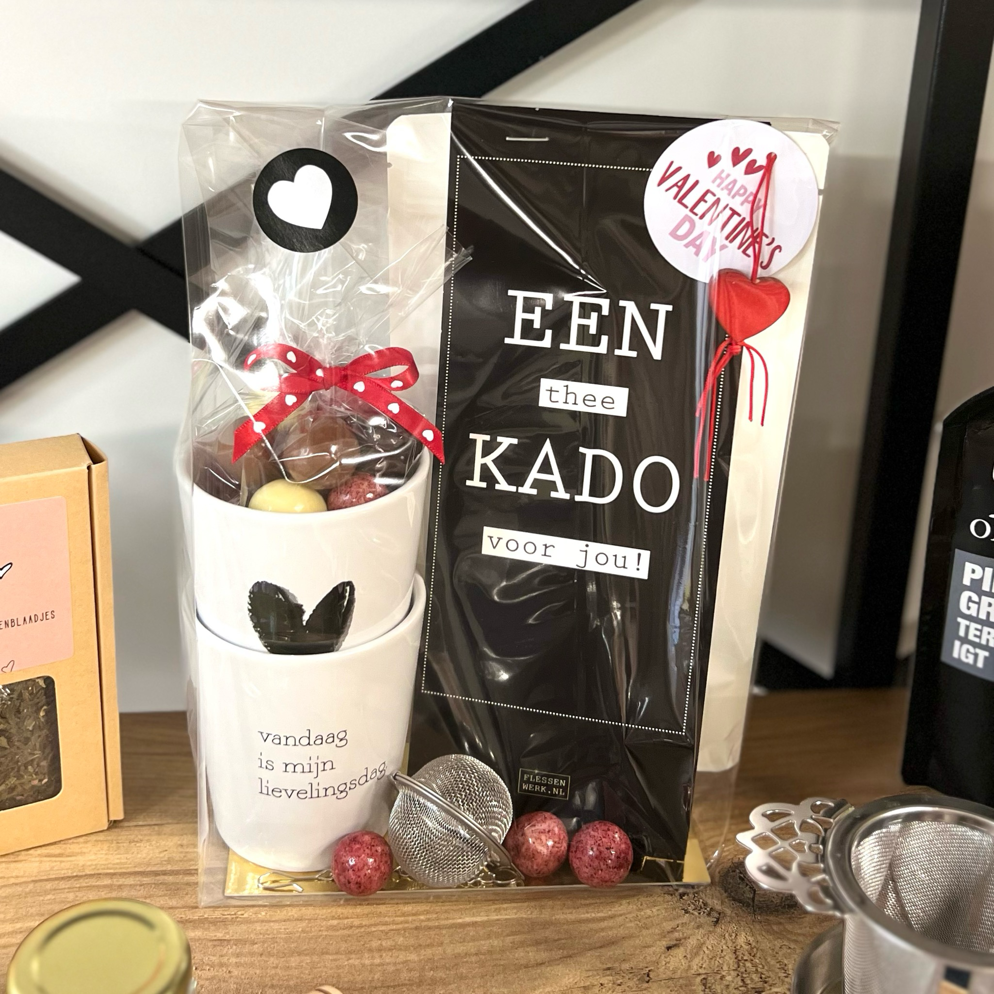 Geschenk met thee, mokken en choco Geschenk met thee, mokken en choco