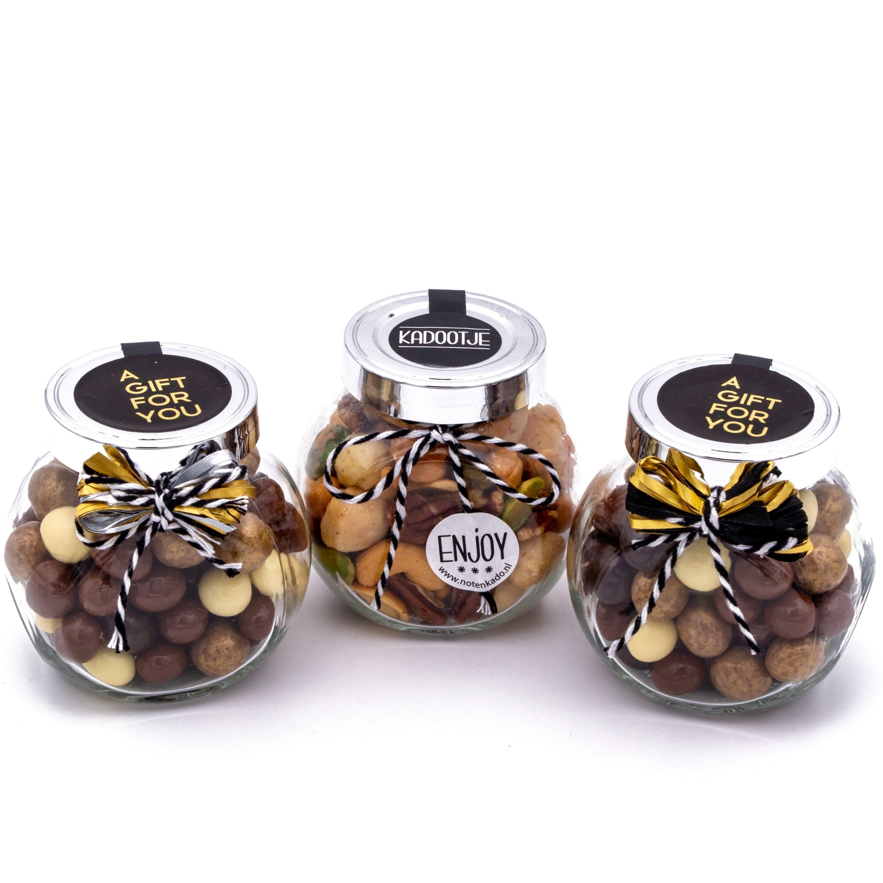 Kleine potjes noten en chocolade Kleine potjes noten en chocolade