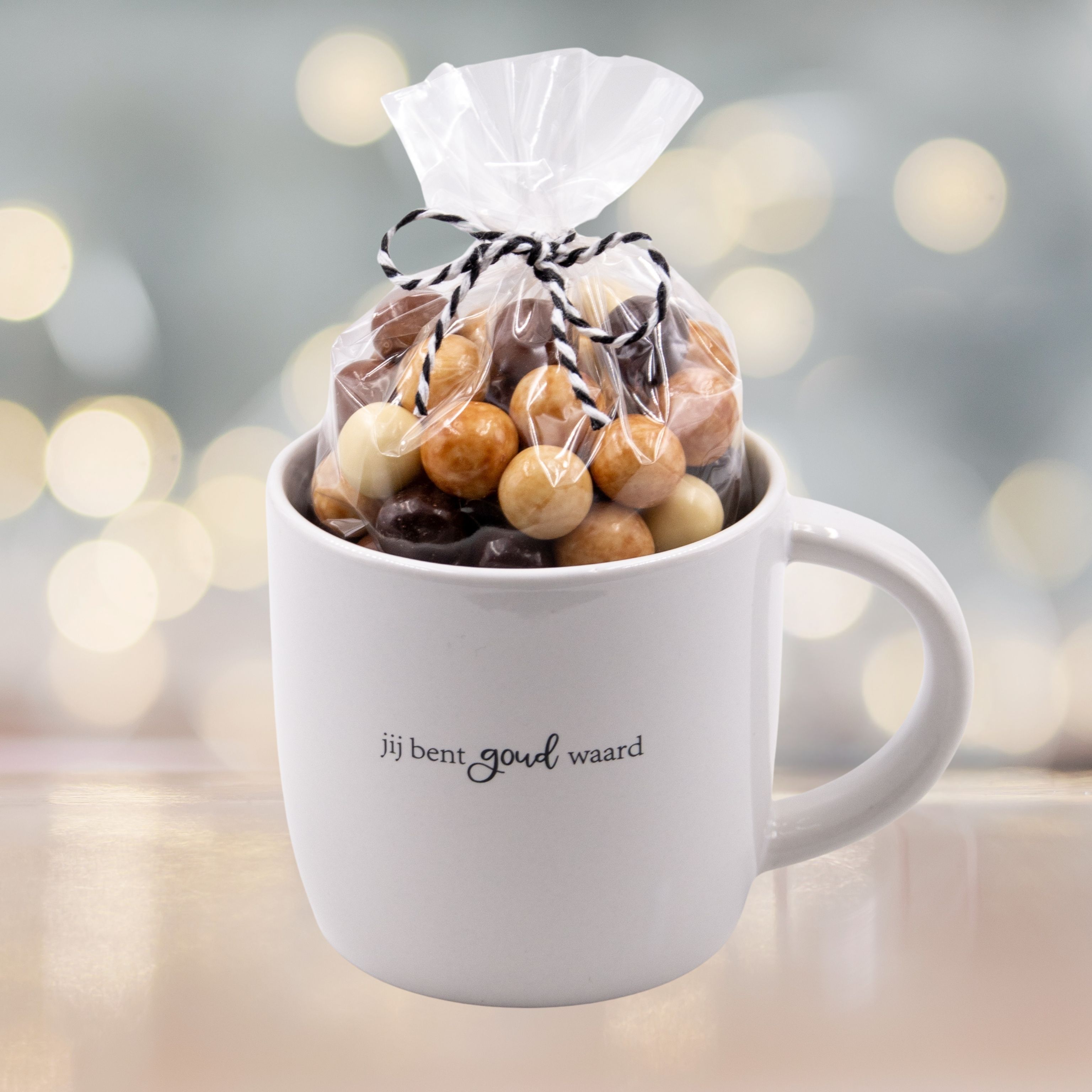 Mok met tekst gevuld met chocolade Mok met tekst gevuld met chocolade