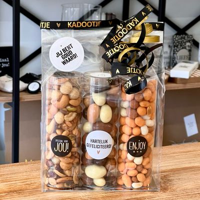 Cadeaupakket met een mix van noten en chocolade 
