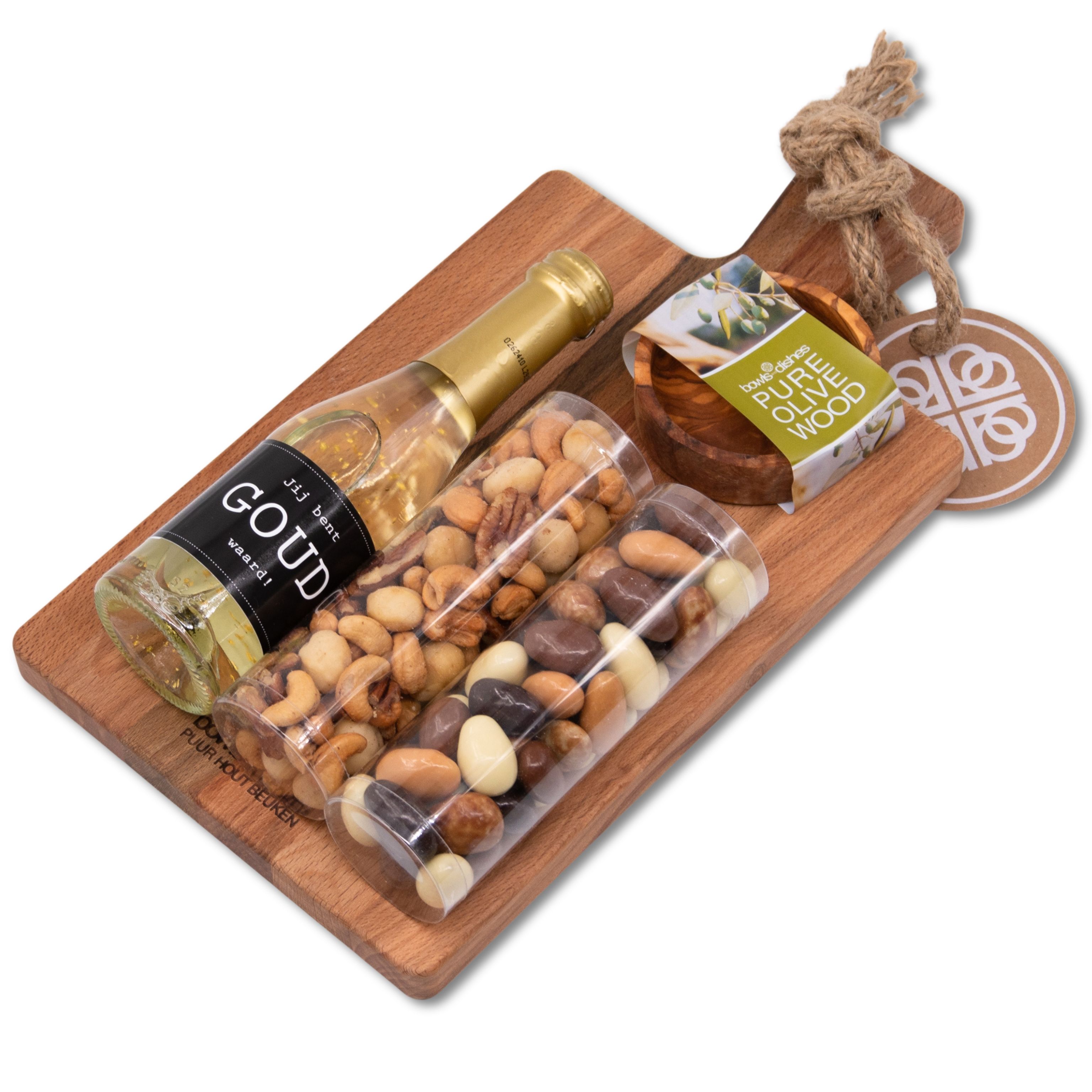 Houten serveerplank met schaaltje met Prosecco of olijfolie, noten en chocolade