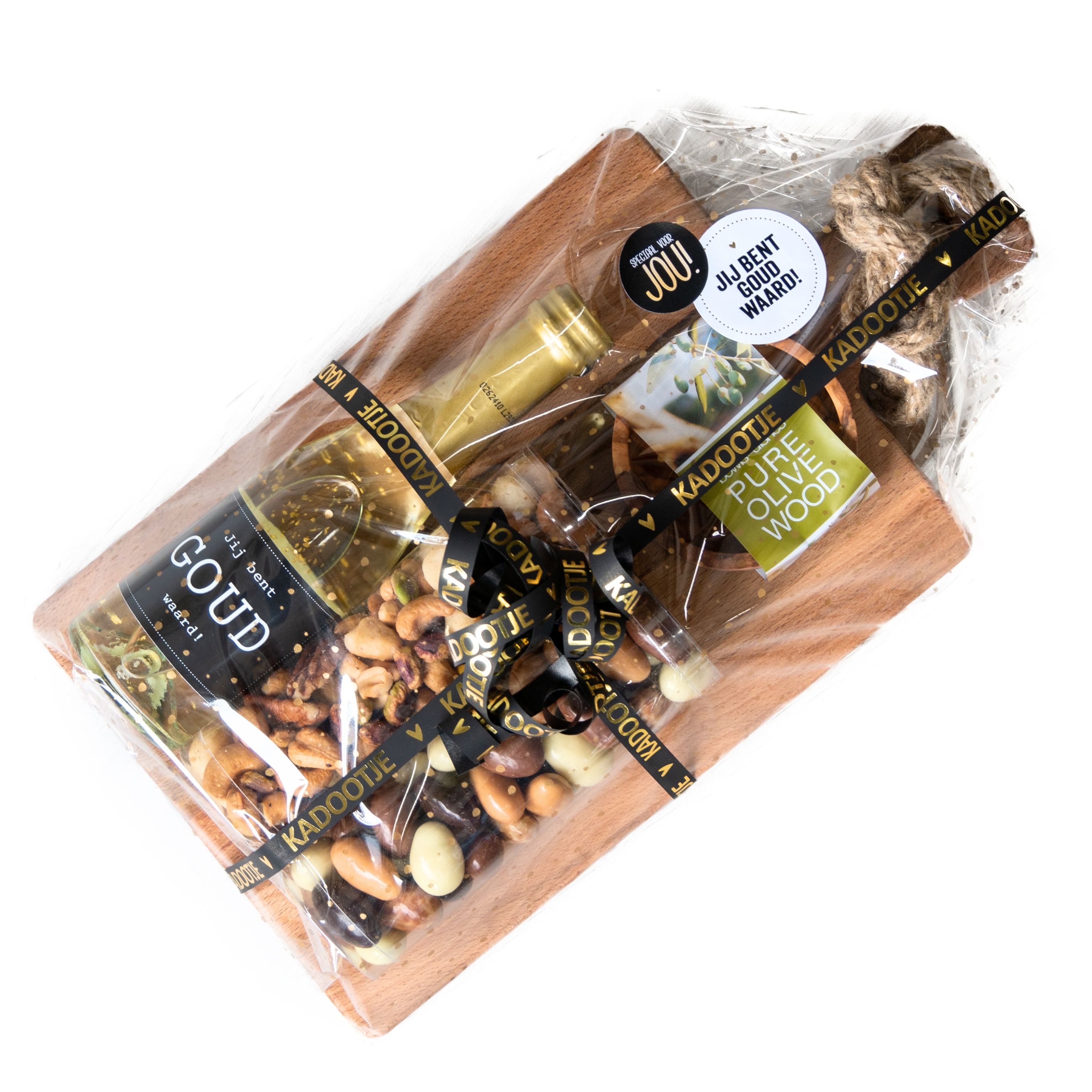Houten serveerplank met schaaltje met Prosecco of olijfolie, noten en chocolade