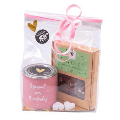 Cadeaupakket met thee en een blikje chocolade