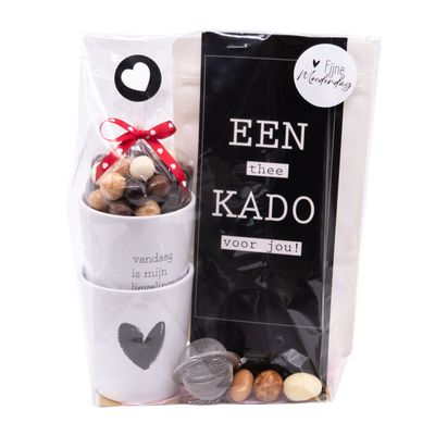 Geschenk met thee, mokken en choco