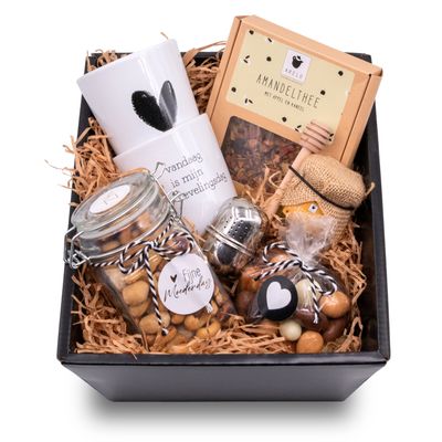 Cadeau pakket met mokken, thee, honing, choco en noten