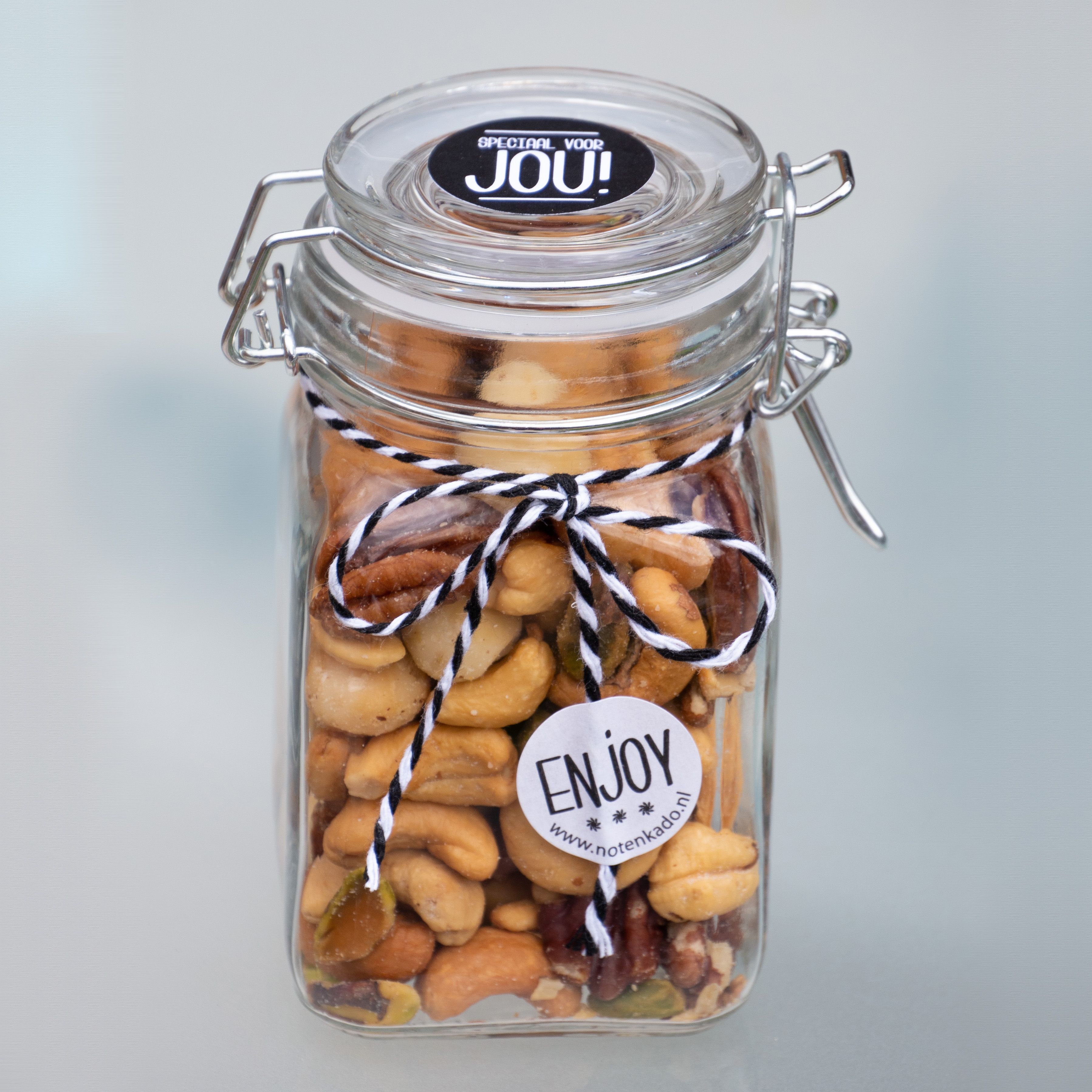 Cadeau pakket met mokken, thee, honing, choco en noten Cadeau pakket met mokken, thee, honing, choco en noten