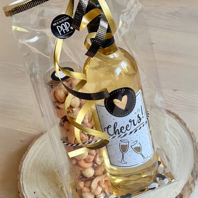 Geschenk met noten en wijn