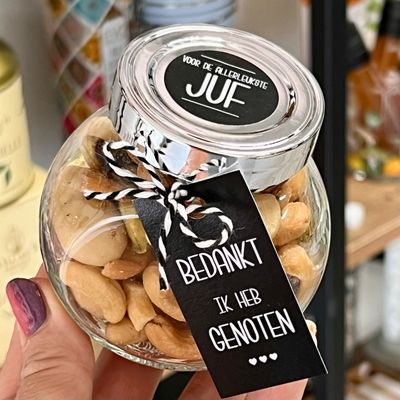 Kleine potjes noten en chocolade